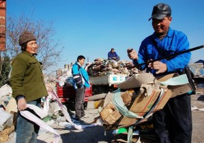廣東老板開(kāi)超市，利用“廢品回收”，年賺80萬(wàn)，玩的就是套路